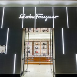 Diseño de locales de alta gama – Ferragamo Rio Village Mall – Arq. Francisco Cantarelli