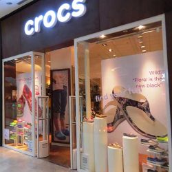 Arquitectura comercial en shoppings – CROCS Dot – Estudio Moeba
