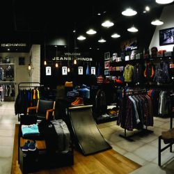 Diseño de locales de moda – Volcom – Abasto Shopping – Estudio Moeba