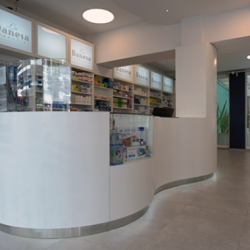 Diseño de locales comerciales para farmacias – La Danesa- Arq. Angélica Campi