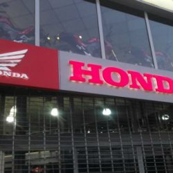 Marquesinas de diseño para concesionarias – Honda Motos – Path Cartelería