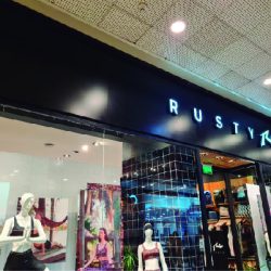 Mobiliario para locales comerciales de moda – Rusty – Abasto Shopping – Amoblamientos Cervetto