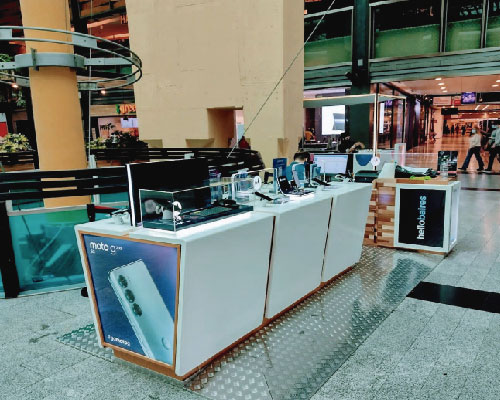 Equipamiento comercial para shopping – Abasto Shopping – Motorola – Amoblamiento Cervetto