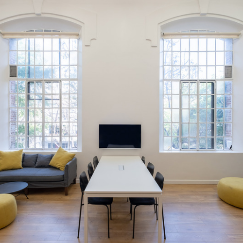 Diseño de oficinas modernas – Espacios en doble altura – Estudio CEBRA