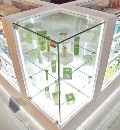 Diseño y construcción de góndolas para shopping